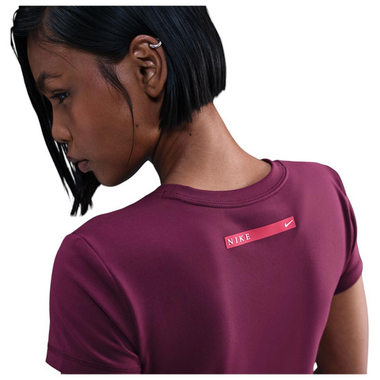 Nike Γυναικεία κοντομάνικη μπλούζα Sportswear Essentials Cropped Swoosh Tee Nike Γυναικεία κοντομάνικη μπλούζα Sportswear Essentials Cropped Swoosh Tee